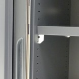 Gros plan support arrière meuble à volet roulant coloris métallique, hauteur 100 cm