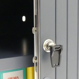 Système de verrouillage par clé. Armoire à volet, coloris métallique. Hauteur 100 cm