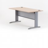 Bureau droit QUADRA Choisissez le coloris de votre plateau ::chêne clair Choisissez le coloris de votre piétement ::Aluminium 