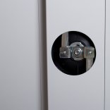 Zoom sur la fermeture 2 points de l'armoire basse métallique, portes battantes ROBUST