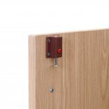 Zoom sur le taquet de la fermeture de l'armoire de bureau portes battantes en bois