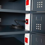 Zoom de la prise électrique présente dans chaque casier de l'armoire sécurisée pour ordinateurs portables