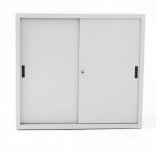 Armoire basse portes coulissantes TINEO, portes fermées, gris clair