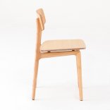 Chaise 4 pieds en bois EKU, vue de profil