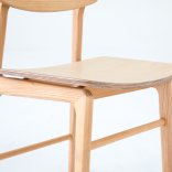Zoom sur l'assise de la chaise en bois EKU