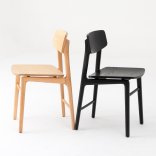 Les chaises EKU en bois naturel et en noir