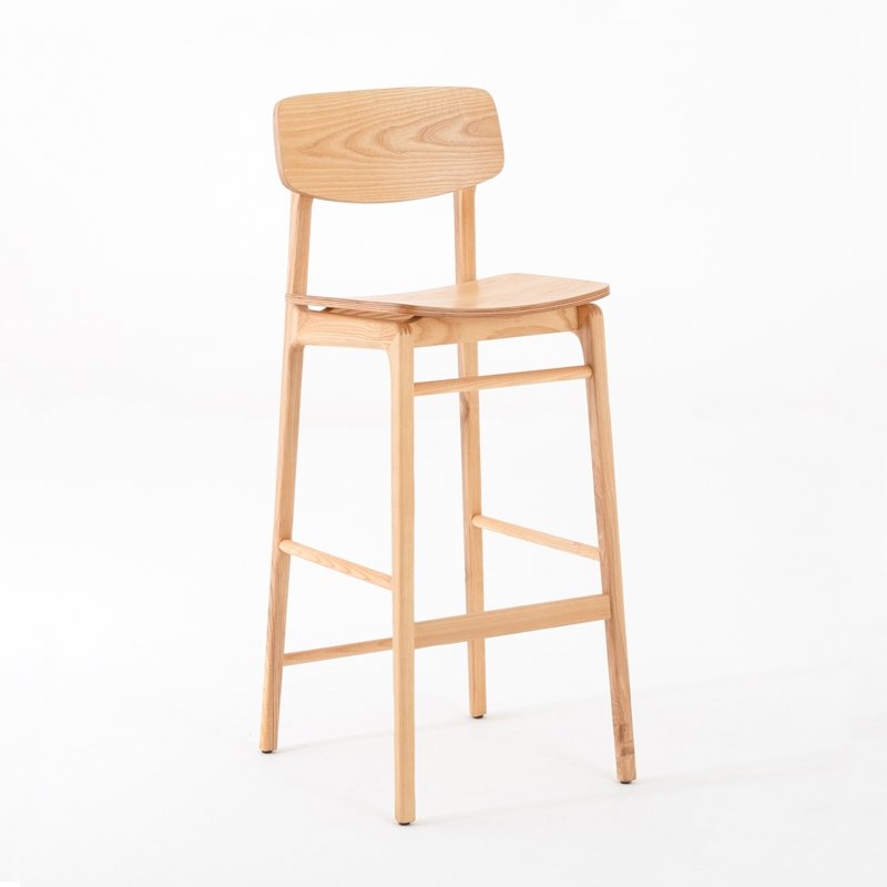 Tabouret haut EKU, en bois, vue de 3/4