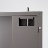 Zoom sur le mécanisme de fermeture 1 point de l'armoire portes battantes métallique ROBUST