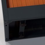 Zoom sur les patins réglables de l'armoire à rideaux FLAP
