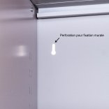 Zoom sur la perforation qui sert à fixer l'armoire au mur