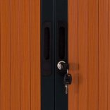 Zoom sur la serrure à clé et la fermeture aimantée des portes de l'armoire à rideaux FLAP