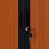 Zoom sur la serrure à clé et la fermeture aimantée des portes de l'armoire à rideaux FLAP