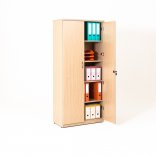 Armoire de bureau portes battantes ouvertes en bois, chêne clair