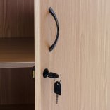 Zoom sur la fermeture à clé de l'armoire de bureau portes battantes en bois