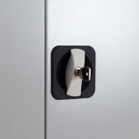Zoom sur la fermeture à clé de l'armoire portes battantes métallique ROBUST
