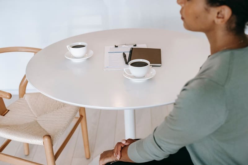 Pause café dans un espace de détente en entreprise